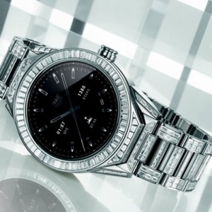 120万！泰格豪雅推出镶满589颗钻石的智能手表