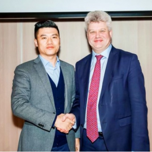 恒创集团金原财富董事长卢兆庆参访剑桥大学 对话诺奖得主