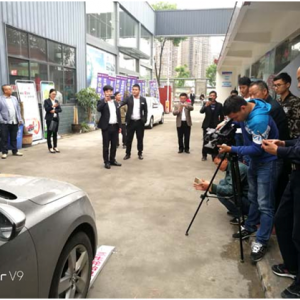 车安保驾高调入户成都郫都区  引起社会各界关注