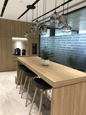 　　都市白领办公室必备品，咖啡！