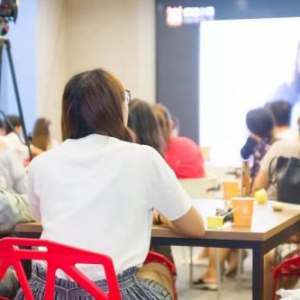 立足线下体验店 疯狂小狗开启中国宠物社交新时代