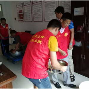 坪西社区：橙光计划之酷夏送清凉——慰问环卫工人活动