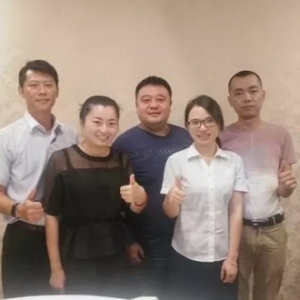 患病母亲生下1斤多女婴，没有玩具大