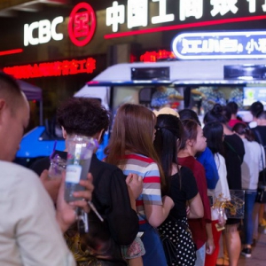 江小白移动小酒馆抵达苏州 带你“混”出自己的味道