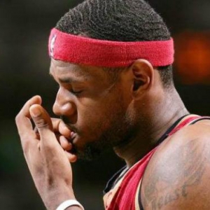 是什么让他们行为如此怪异？