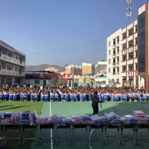 爱茉莉太平洋向陕西地区小学捐赠爱心书包和校服