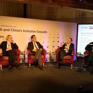 蒙牛总裁卢敏放与诺奖得主达沃斯论道乡村振兴