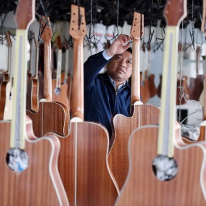 他用一把吉他改变了一座城，两会之际他把喜报同马云分享