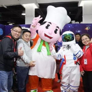 康师傅，一手刀剑，一手持经