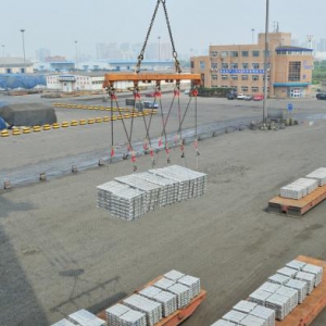 秦皇岛港出口散装铝锭首航美国底特律