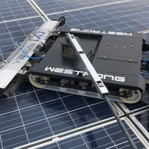 伟匠专业机器人清洗服务助力光伏电站获得最大发电收益