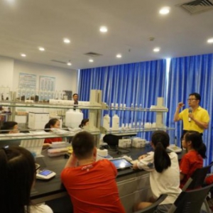 泉的传说 省特级教师到泉的传说品牌运营中心参观