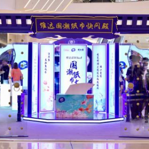 孙俪上海惊喜探殿，现场同绘国潮纸巾画。