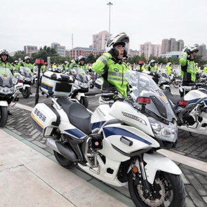 北京首批185名“铁骑交警”上路执勤
