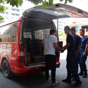 女孩送消防队1000斤面条作为国庆节礼物，致敬“逆行”英雄