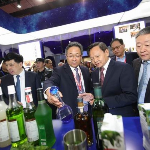 比过去更精彩的是未来，王耀出席世界名酒价值论坛谈酒业发展