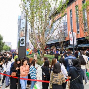 ​贰麻酒馆新店10月19日亮相东郊记忆，开业当天排队阵仗火爆到凌晨三点！