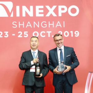 全球顶级美酒上海碰杯 五粮液代表中国白酒举杯世界