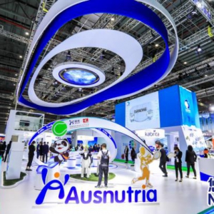 众多奶粉品牌亮相进博会，Neolac悠蓝携手米菲合力传递自然健康