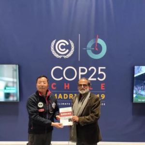 参加联合国气候峰会代表向诺贝尔和平-奖获得者赠送《旅游整合世界》