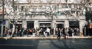 爱奇艺《潮流合伙人》线下限时体验店12月23日再度发售新品 此前曾1小时内单品售罄