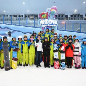 张义威现身昆明融创雪世界 携手升级昆明滑雪运动