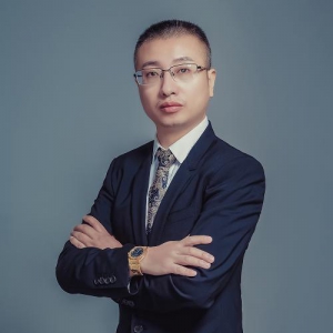 年轻法则创始人、董事长王斌，商海沉浮弄潮儿，勇立涛头创辉煌