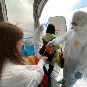 接同胞回家！东航包机从越南胡志明市接上131位湖北同胞直飞武汉