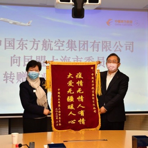 美籍华人、东航集团、民盟上海市委跨洋接力 一百万件手套驰援防疫一线