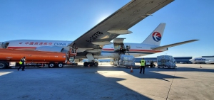28万套防护服+3万只口罩，东航全货机把海外华人大批量捐赠物资从美国运抵上海