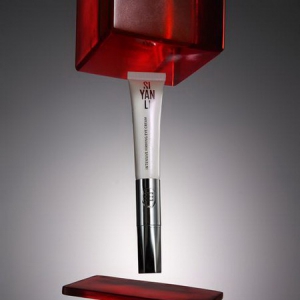 赋予肌肤奢宠青春能量思妍丽SIYANLI点纹笔全新上市，一键淡化眼部及全脸纹路