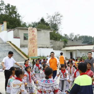 佰仟金融与孩子们在一起，公益在行动！