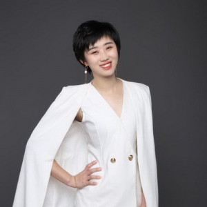 百年人寿王静经理专访——有爱有未来,有爱更精彩