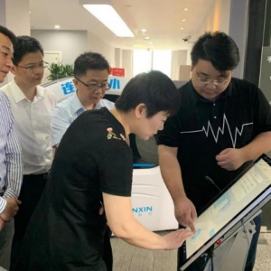 杭州市卫健委党委书记、主任孙雍容带队，调研组走访了浙江连信科技有限公司