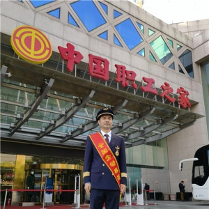 在人民大会堂接受表彰！3名东航员工荣获2020年“全国劳动模范”称号