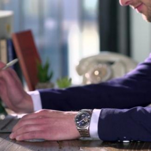 东方双狮打造商务运动两不误腕表，助你乘风破浪