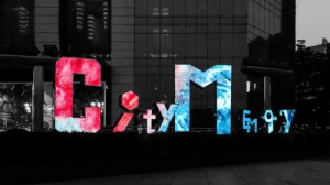 夜空彩虹以光为媒，在广州天河城装绘梦境与城市记忆的交织点