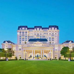 厦门特房波特曼七星湾酒店联袂厦门千寻婚礼顾问 打造法式“曼禧·Whisper”婚礼秀