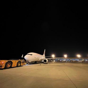 东航首架救灾航班紧急飞往大理