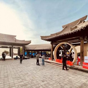 敦煌博物馆x陈洁kiki破圈来袭，在月牙泉畔交流文化时尚碰撞