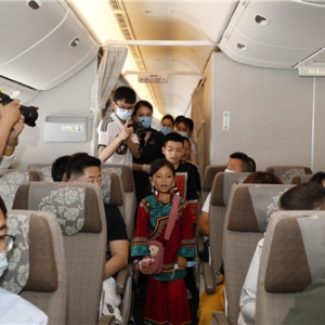 听！歌唱党的彝族少年歌声正在东航天府—虹桥首航航班上响起