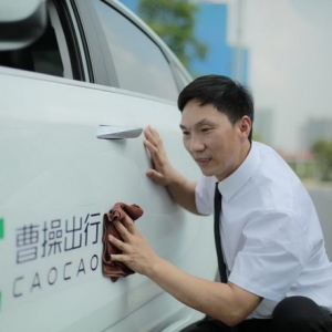 洪水中连救5人、护送2岁小乘客……建军节，来看看网约车里的“老兵”们