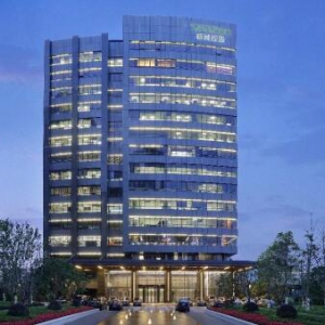 头条丨新城控股集团代表一行走进千年舟集团旗下澳思柏恩智能工厂