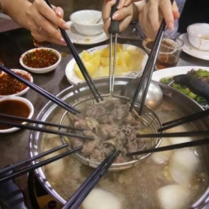 Z世代选择在天猫国际治愈，“情绪消费”背后的纾解之道