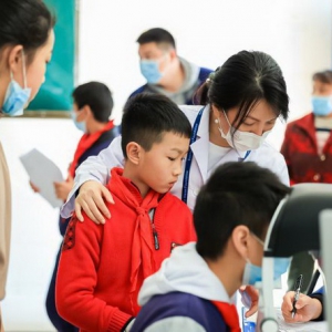 依视路视力基金会开展“睛彩童年 点亮西畴”暖冬公益行