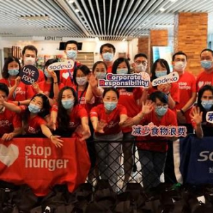 索迪斯携手绿洲盛食社 捐赠爱心礼包助力贫困家庭改善生活