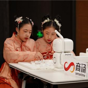 “元萝卜杯”人机巅峰对决第四场西安上演，双胞胎默契取胜，解说嘉宾主动请缨