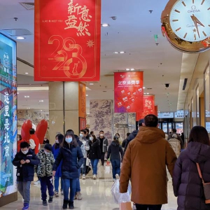 百货大楼开启新春促销 超大只网红兔吸引众多顾客打卡