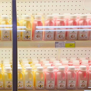 延世牛奶草莓味、香蕉味300ml冷藏奶新鲜上市