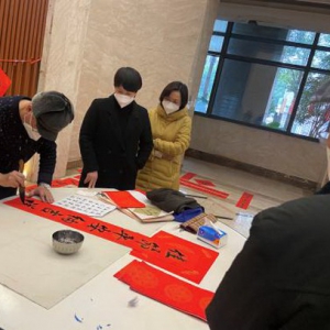 鼓楼国寿开展“写春联 送福气”新春客户服务活动